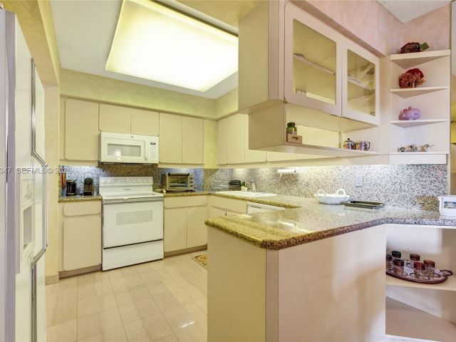 2-bedroom condo for rent in Bal Harbour - 9801 Collins Ave 8S - MondialRealty
