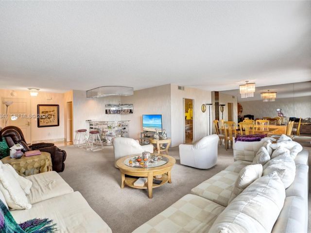 2-bedroom condo for rent in Bal Harbour - 9801 Collins Ave 8S - MondialRealty