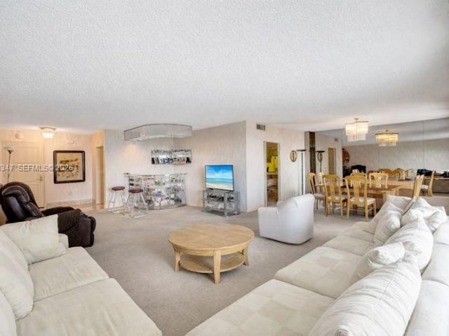 2-bedroom condo for rent in Bal Harbour - 9801 Collins Ave 8S - MondialRealty