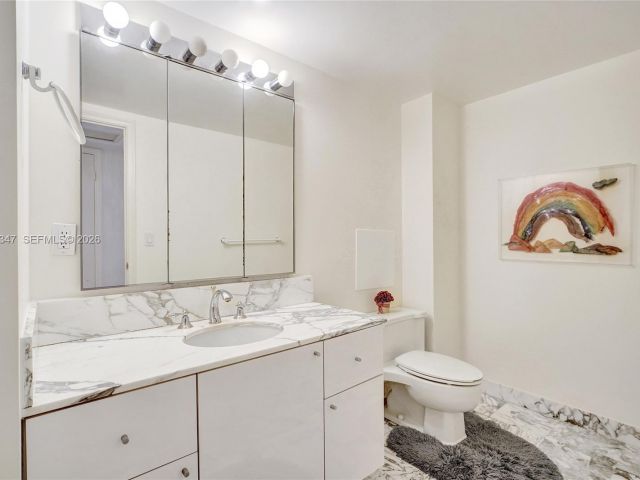 2-bedroom condo for rent in Bal Harbour - 9801 Collins Ave 8S - MondialRealty