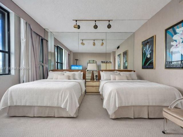 2-bedroom condo for rent in Bal Harbour - 9801 Collins Ave 8S - MondialRealty