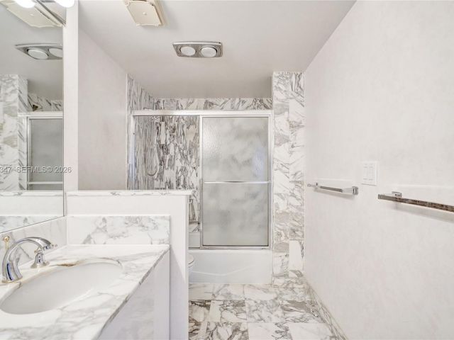 2-bedroom condo for rent in Bal Harbour - 9801 Collins Ave 8S - MondialRealty