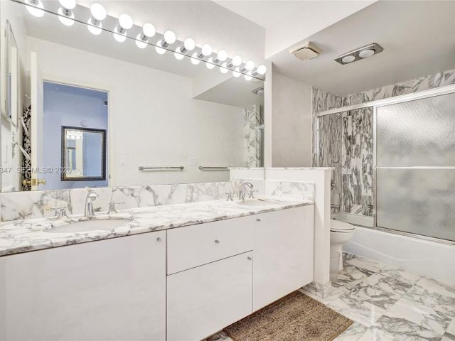 2-bedroom condo for rent in Bal Harbour - 9801 Collins Ave 8S - MondialRealty