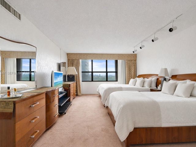 2-bedroom condo for rent in Bal Harbour - 9801 Collins Ave 8S - MondialRealty