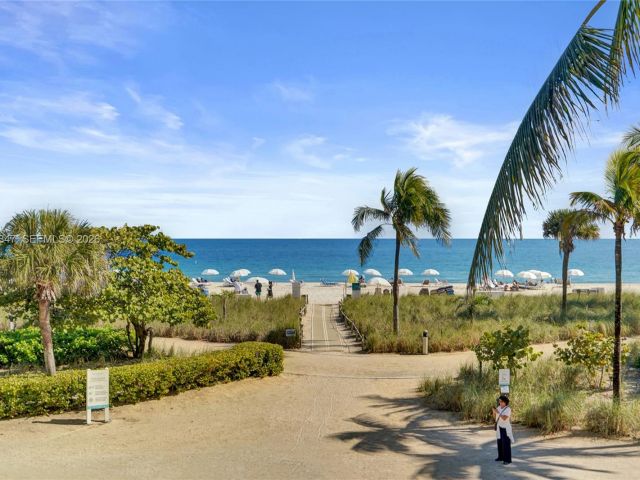 2-bedroom condo for rent in Bal Harbour - 9801 Collins Ave 8S - MondialRealty