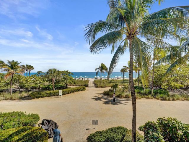 2-bedroom condo for rent in Bal Harbour - 9801 Collins Ave 8S - MondialRealty