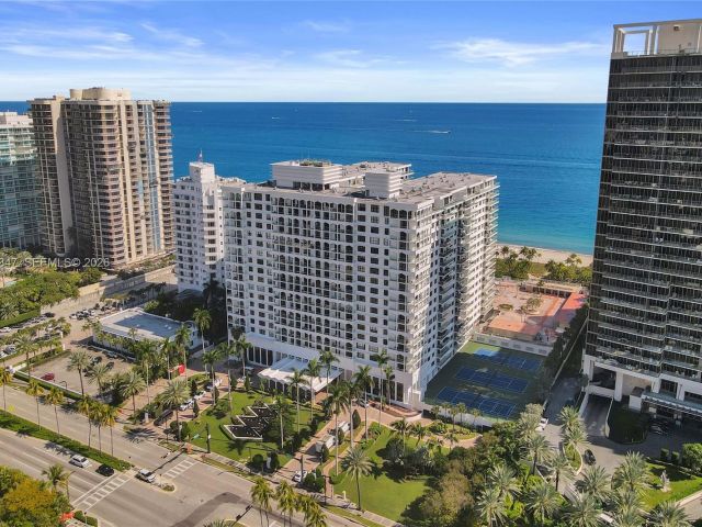 2-bedroom condo for rent in Bal Harbour - 9801 Collins Ave 8S - MondialRealty