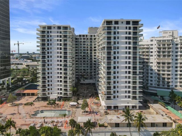 2-bedroom condo for rent in Bal Harbour - 9801 Collins Ave 8S - MondialRealty