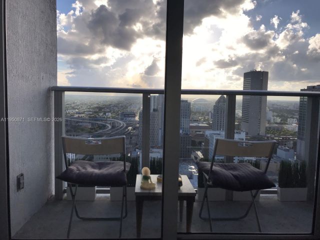 1-bedroom condo for rent in Miami - 151 SE 1st St 3010 - MondialRealty