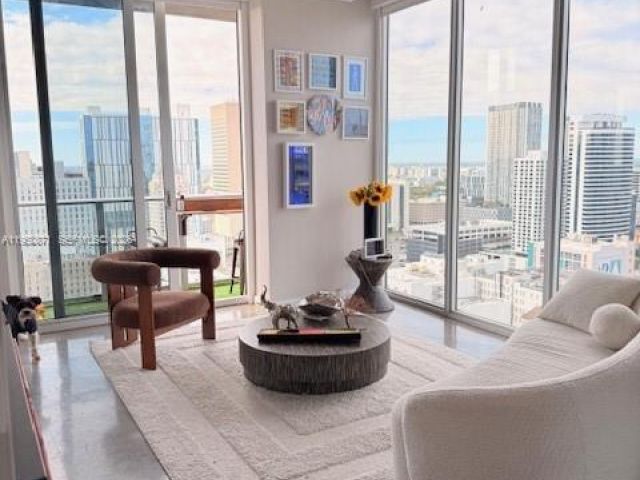 1-bedroom condo for rent in Miami - 151 SE 1st St 3010 - MondialRealty