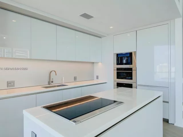 2-bedroom condo for sale in Sunny Isles Beach - 18975 Collins Ave 2205 - MondialRealty