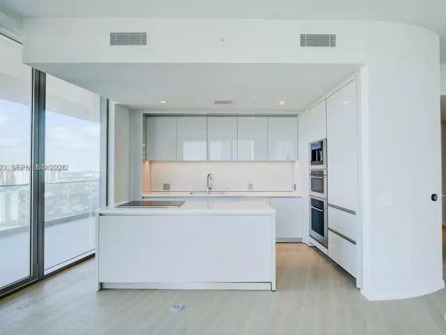 2-bedroom condo for sale in Sunny Isles Beach - 18975 Collins Ave 2205 - MondialRealty
