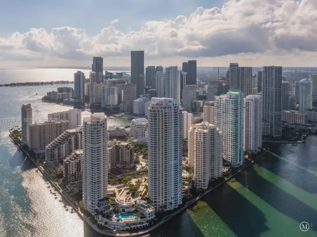 2-bedroom condo for rent in Miami - 888 Brickell Key Dr 210 - MondialRealty