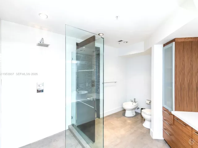 2-bedroom condo for rent in Miami - 888 Brickell Key Dr 210 - MondialRealty