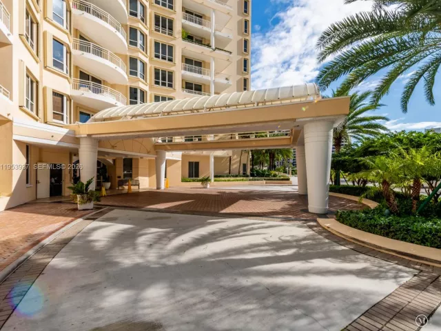 2-bedroom condo for rent in Miami - 888 Brickell Key Dr 210 - MondialRealty