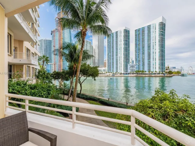 2-bedroom condo for rent in Miami - 888 Brickell Key Dr 210 - MondialRealty