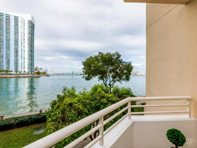 2-bedroom condo for rent in Miami - 888 Brickell Key Dr 210 - MondialRealty