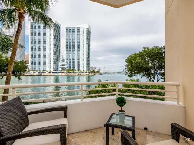 2-bedroom condo for rent in Miami - 888 Brickell Key Dr 210 - MondialRealty