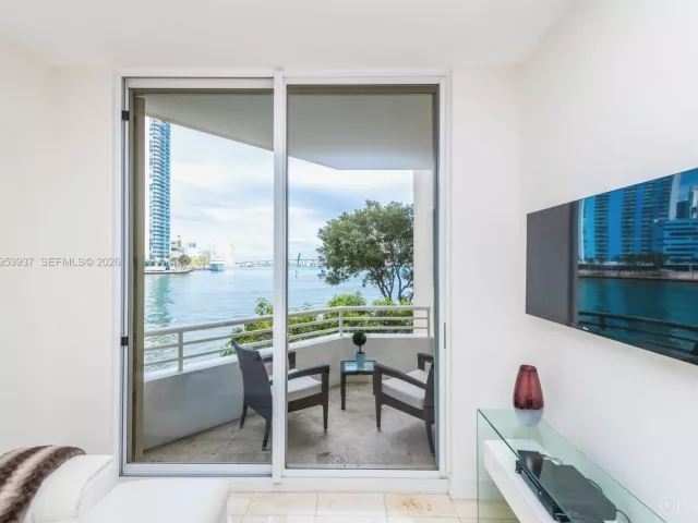 2-bedroom condo for rent in Miami - 888 Brickell Key Dr 210 - MondialRealty
