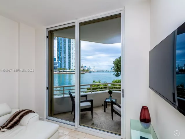 2-bedroom condo for rent in Miami - 888 Brickell Key Dr 210 - MondialRealty