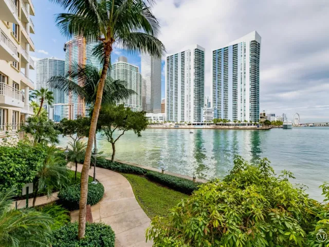 2-bedroom condo for rent in Miami - 888 Brickell Key Dr 210 - MondialRealty