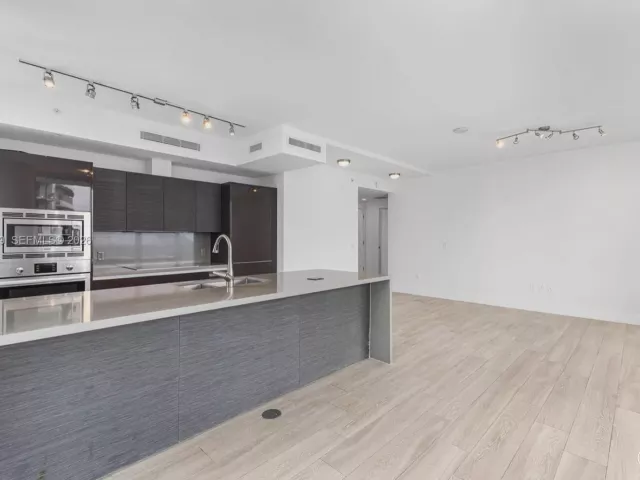 2-bedroom condo for rent in Miami - 1080 Brickell Ave 3909 - MondialRealty