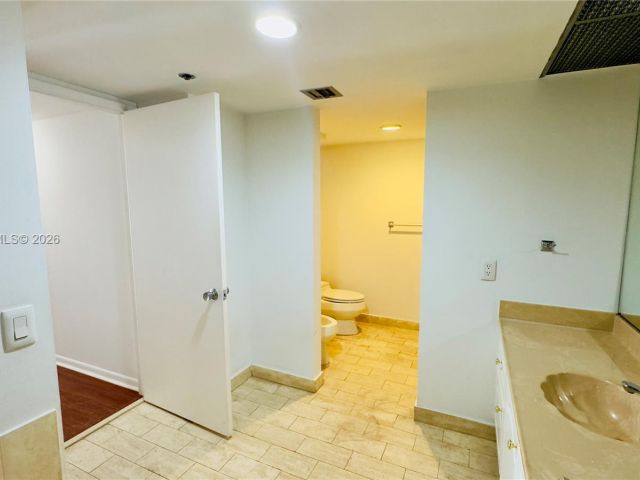 Apartment for rent  Unit #A-3242 - photo 7433905