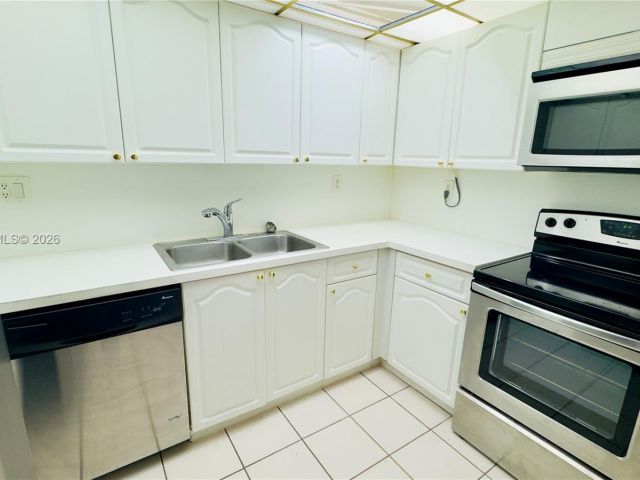Apartment for rent  Unit #A-3242 - photo 7433912