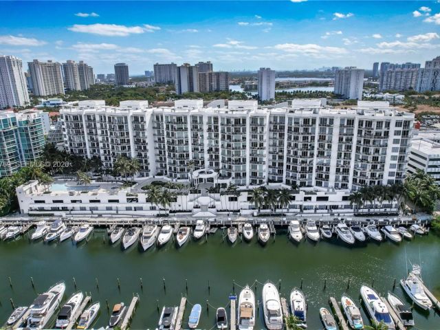 2-bedroom condo for sale in Aventura - 3029 NE 188th St 319 - MondialRealty