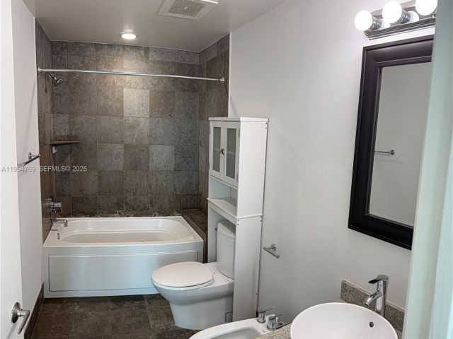 2-bedroom condo for sale in Aventura - 3029 NE 188th St 319 - MondialRealty