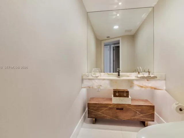 4-bedroom condo for rent in Sunny Isles Beach - 18555 Collins Ave 4305 - MondialRealty