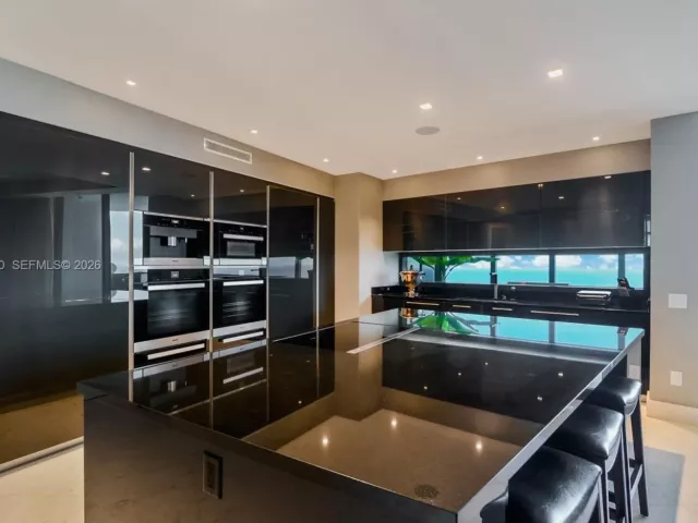 4-bedroom condo for rent in Sunny Isles Beach - 18555 Collins Ave 4305 - MondialRealty