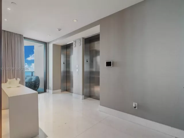 4-bedroom condo for rent in Sunny Isles Beach - 18555 Collins Ave 4305 - MondialRealty