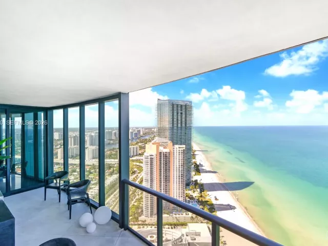 4-bedroom condo for rent in Sunny Isles Beach - 18555 Collins Ave 4305 - MondialRealty