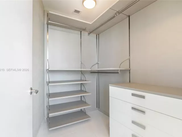 4-bedroom condo for rent in Sunny Isles Beach - 18555 Collins Ave 4305 - MondialRealty