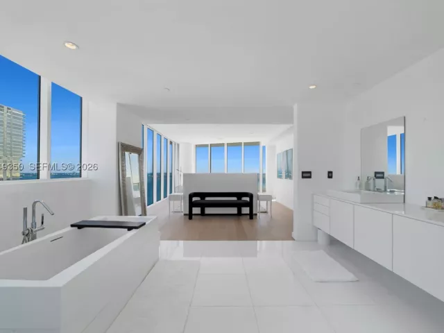 4-bedroom condo for sale in Miami - 2020 N Bayshore Dr PH4302 - MondialRealty