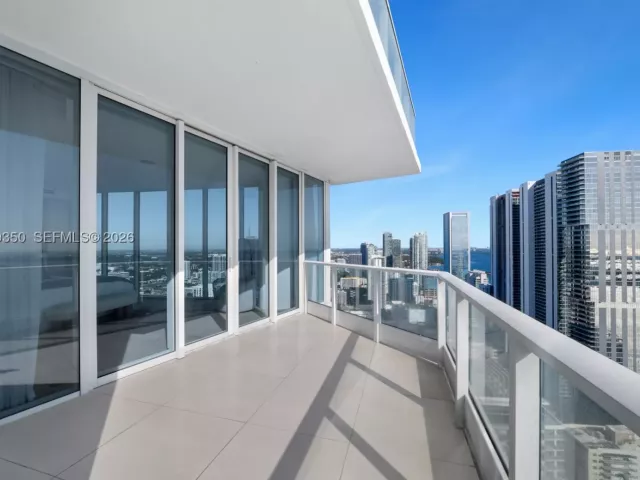 4-bedroom condo for sale in Miami - 2020 N Bayshore Dr PH4302 - MondialRealty