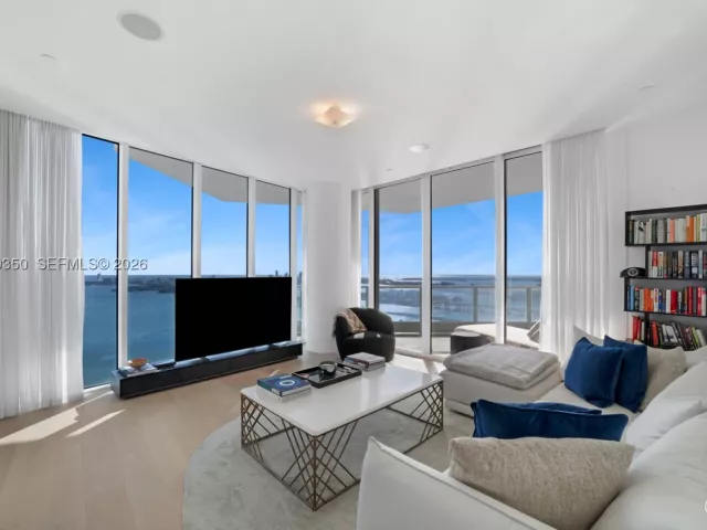 4-bedroom condo for sale in Miami - 2020 N Bayshore Dr PH4302 - MondialRealty