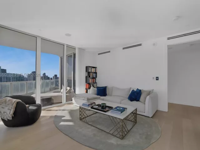 4-bedroom condo for sale in Miami - 2020 N Bayshore Dr PH4302 - MondialRealty
