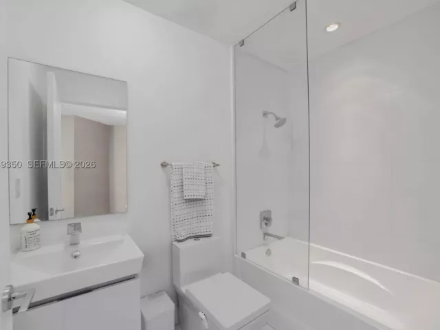 4-bedroom condo for sale in Miami - 2020 N Bayshore Dr PH4302 - MondialRealty