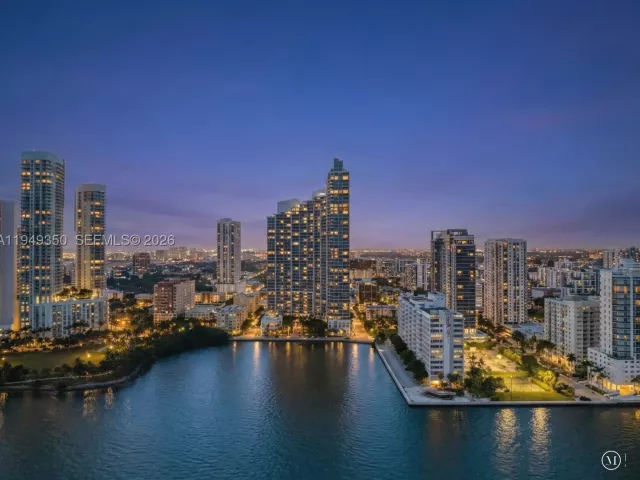 4-bedroom condo for sale in Miami - 2020 N Bayshore Dr PH4302 - MondialRealty