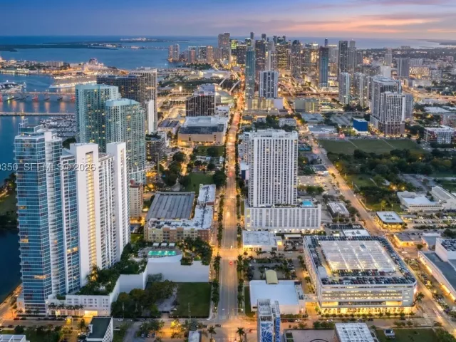 4-bedroom condo for sale in Miami - 2020 N Bayshore Dr PH4302 - MondialRealty