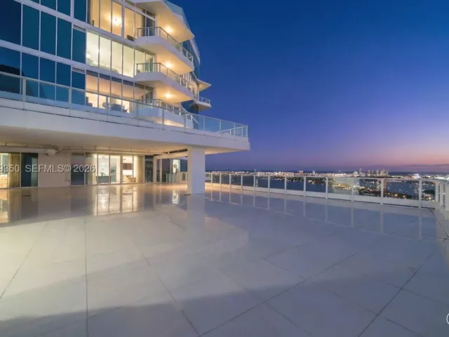 4-bedroom condo for sale in Miami - 2020 N Bayshore Dr PH4302 - MondialRealty