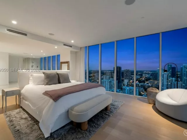 4-bedroom condo for sale in Miami - 2020 N Bayshore Dr PH4302 - MondialRealty