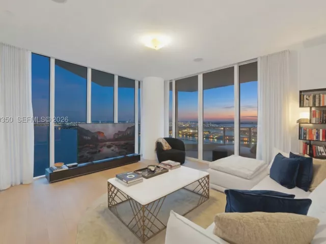 4-bedroom condo for sale in Miami - 2020 N Bayshore Dr PH4302 - MondialRealty