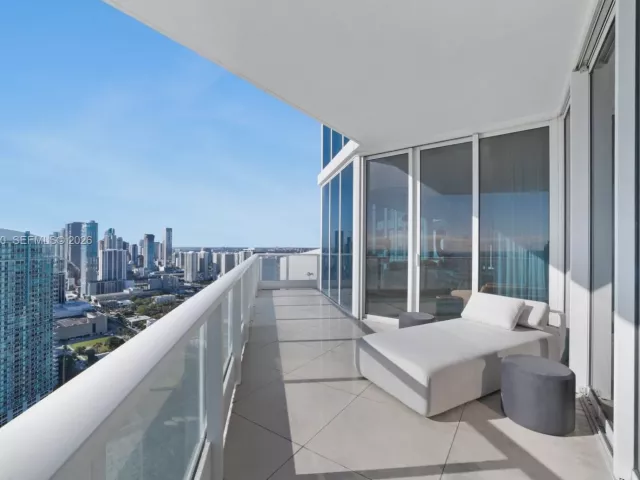 4-bedroom condo for sale in Miami - 2020 N Bayshore Dr PH4302 - MondialRealty