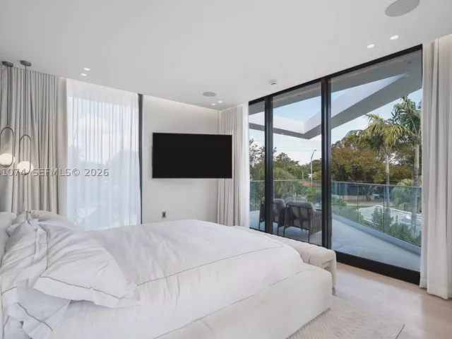 5-bedroom home for sale in Miami Beach - 1045 W 47th Ct - MondialRealty