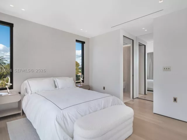 5-bedroom home for sale in Miami Beach - 1045 W 47th Ct - MondialRealty