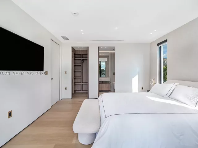 5-bedroom home for sale in Miami Beach - 1045 W 47th Ct - MondialRealty