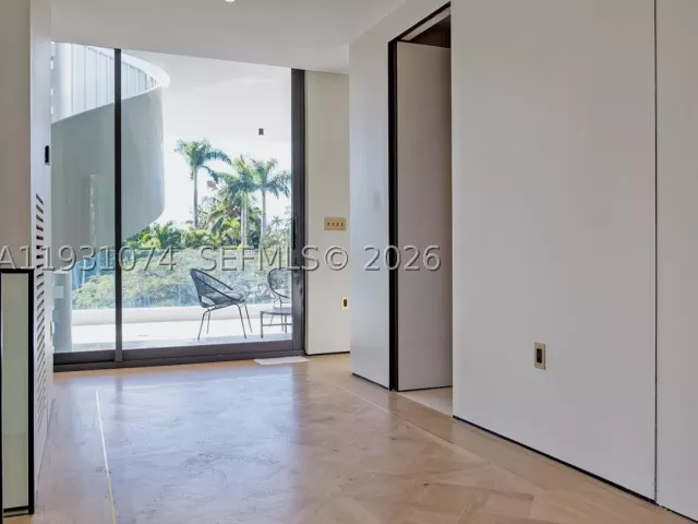 5-bedroom home for sale in Miami Beach - 1045 W 47th Ct - MondialRealty